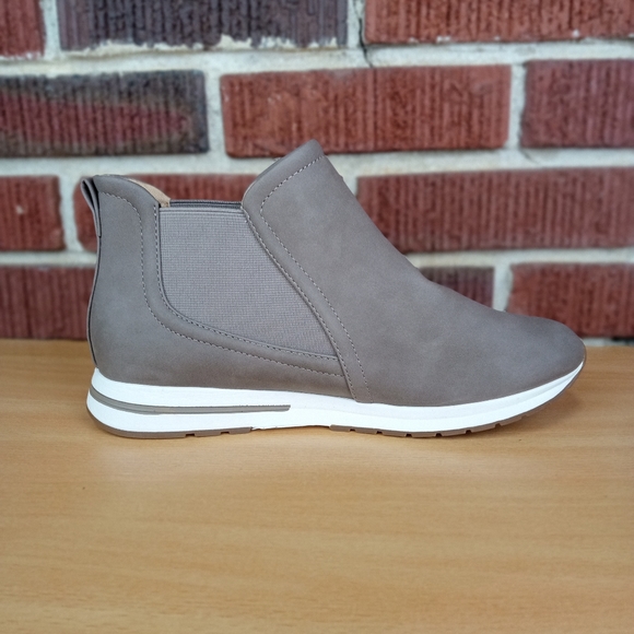 NWT Me Too. 'Elana' Vegan Leather Pull On Hiker Style Booties in Taupe Sz. 11 - Picture 2 of 7